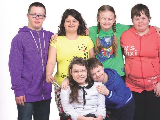 dzieci z zespołem Downa i dzieci pełnosprawne stoją razem na zdjęciu