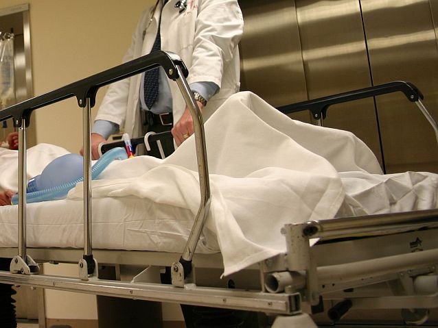 Lekarz stoi w szpitalu przy łóżku pacjenta