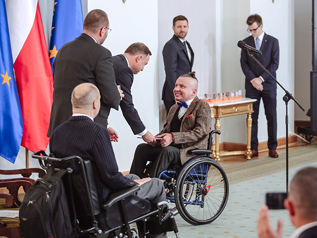 Prezydent przekazuje nagrodę na ręce Pełnomocnika Miasta Wrocławia ds. Osób z Niepełnosprawnościami, Bartłomieja Skrzyńskiego.