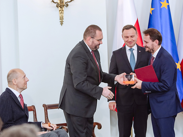 Dyrektor dr hab. Andrzej Betlej z Muzeum Narodowego w Krakowie odbiera nagrodę z rąk prof. Lorensa.