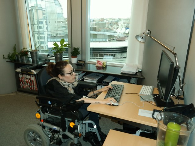 Marta Zając pracuje przy biurku