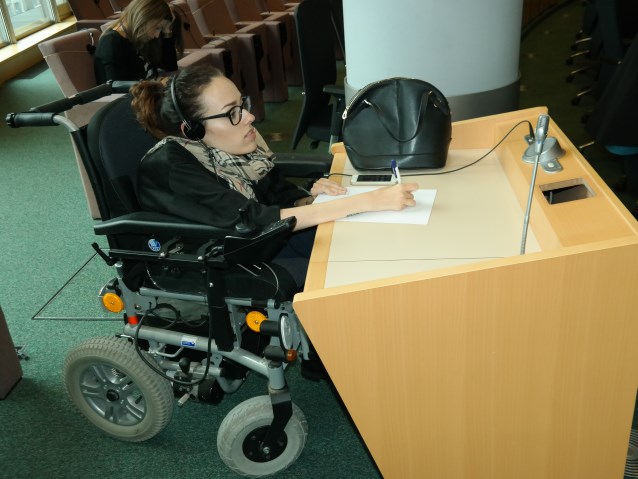 Marta Zając notuje w sali parlamentarnej