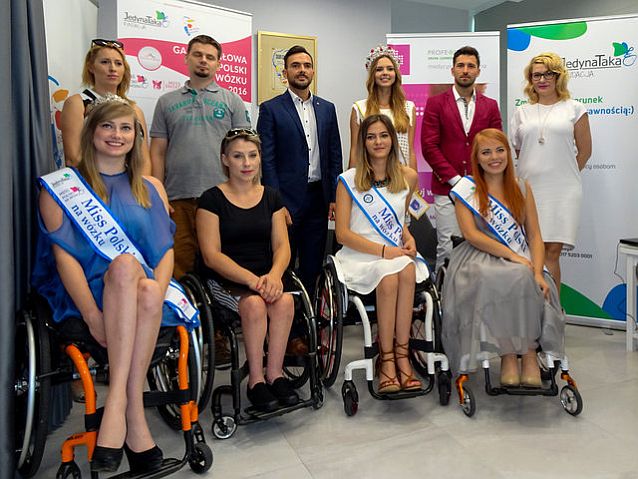 Grupowe zdjęcie organizatorów Miss Polski na Wózku 2016, trzech miss na wózkach oraz miss i mistera Polski