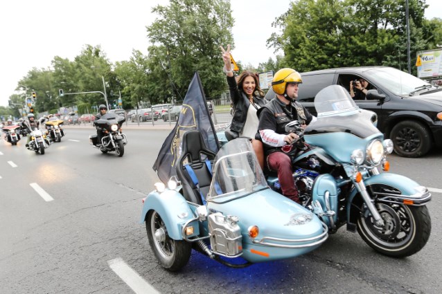 jedna z nominowanych do Miss Polski na Wózku jedzie z motocyklistą na Harleyu-Davidsonie