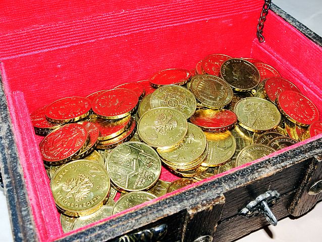Złote monety leżące w kuferku