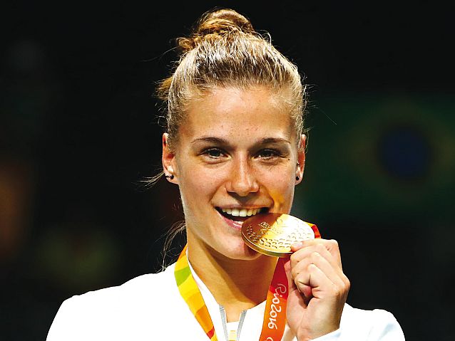 Natalia Partyka gryzie swój złoty medal z Rio