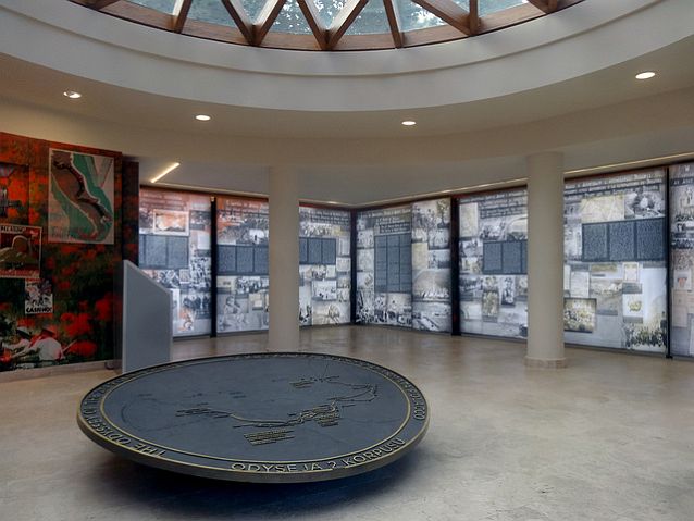 Wnętrze sali pamięci polskich żołnierzy pod Monte Cassino, na pierwszym planie duża okrągła mapa, na ścianach zdjęcia