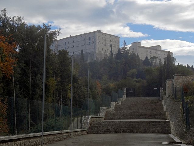 Ogromne schody, w tle klasztor na Monte Cassino
