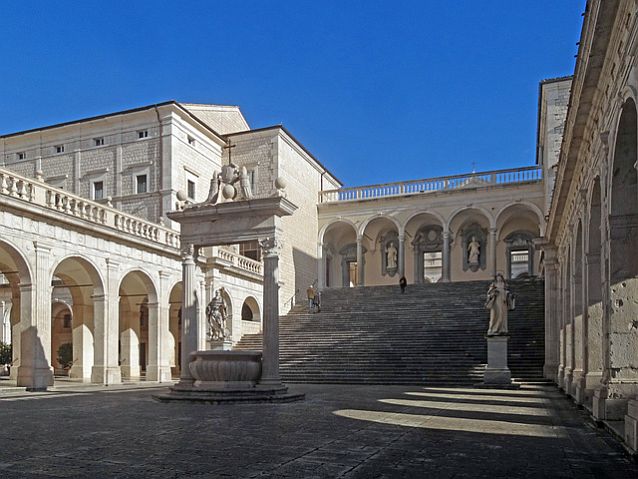 Dziedziniec klasztoru na Monte Cassino: wysokie schody, krużganki, rzeźby