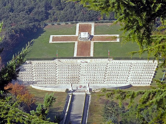 Widok na groby żołnierzy poległych pod Monte Cassino, nad nimi usypany z ziemi ogromny krzyż