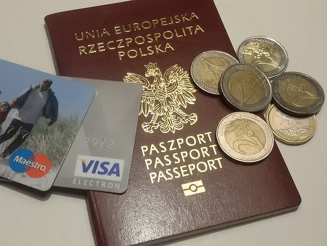 Paszport, karty kredytowe i 2-eurowe monety