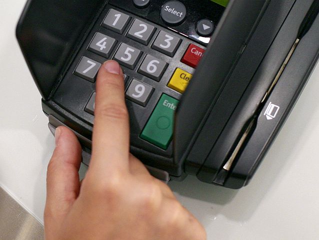 Ręka wpisująca kod PIN od karty