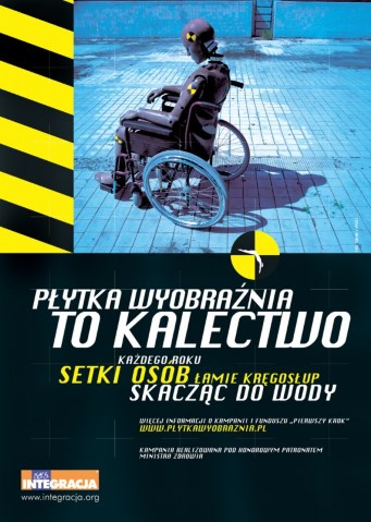 plakat kampanii: manekin na wózku na basenie