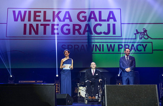 Na scenie Wielkiej Gali Integracji jej prowadzący, od lewej: Paulina Chylewska, Piotr Pawłowski, Tomasz Wolny