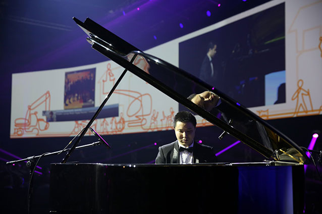 Pianista gra na fortepianie podczas Wielkiej Gali Integracji