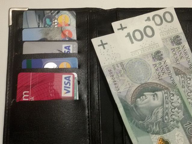 Portfel z kartami kredytowymi i banknotami