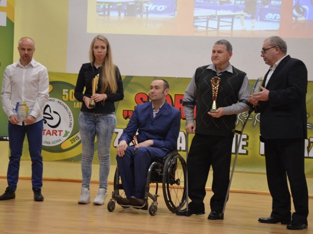 kilku sportowców z pucharami i statuetkami