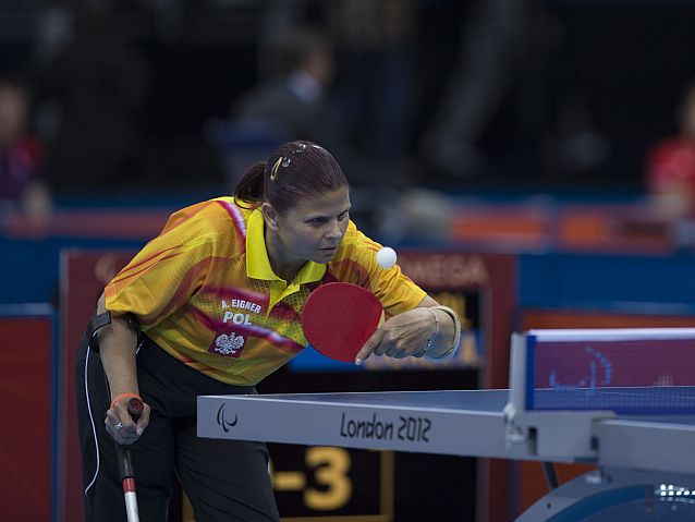 Alicja Eigner z kulą w prawej ręce, lewą odbija piłeczkę przy stole do tenisa