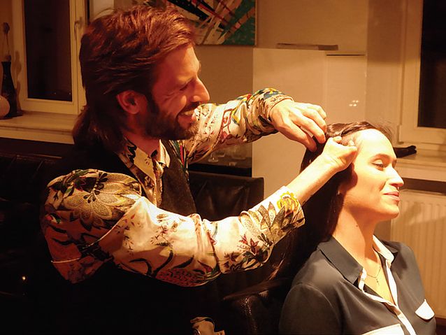 Tomasz Karcz podczas pracy nad fryzurą klientki