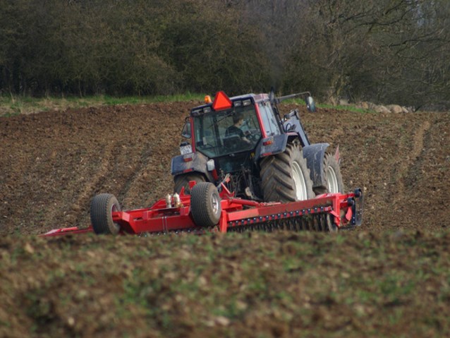 czerwony traktor na polu
