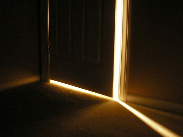 Uchylone drzwi, zza których świeci światło