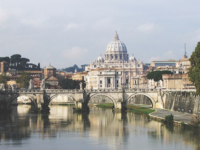 Panorama Watykanu znad rzeki. Widok na Bazylikę Św. Piotra