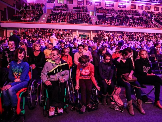 Publiczność, w tym dzieci na wózkach, w hali podczas Wielkiej Gali Integracji