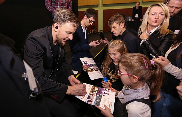 Piotr Kupicha rozdaje autografy dzieciom