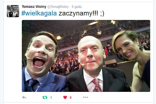 Zdjęcie z Twittera, tzw. selfie z twarzami Tomasza Wolnego, Piotra Pawłowskiego i Pauliny Chylewskiej, w tle sala pełna ludzi