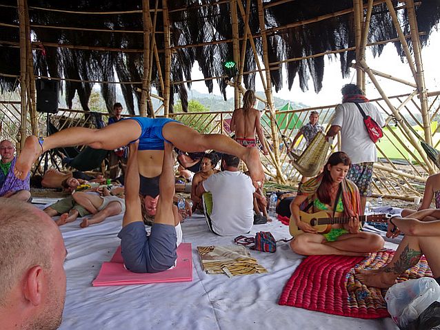 namiot Keplera – bambusowej konstrukcji, gdzie spędzało się czas wolny: dziewczyna gra na gitarze, para ćwiczy jogę, inni siedzą lub chodzą