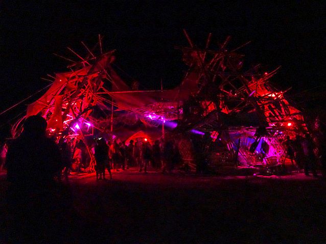 muzyka gra z wielkiego namiotu - konstrukcji z bambusa, w którym znajdują się ludzie