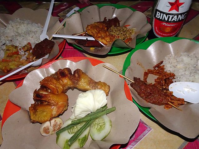 cztery talerze z przysmakiem indonezyjskim