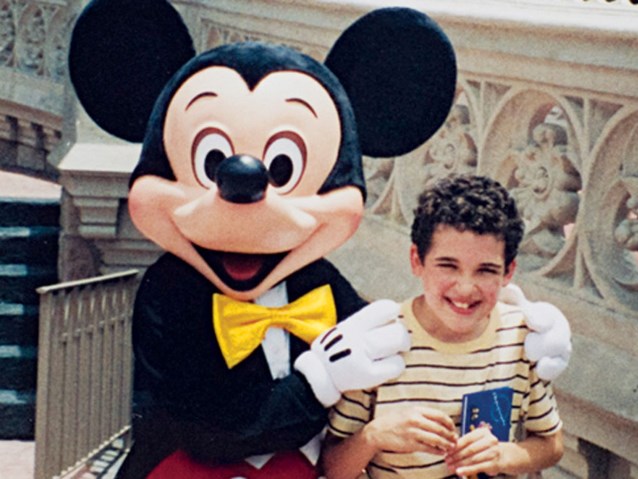 mały Owen siedzi obok Myszki Mickey