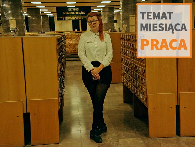 Młoda kobieta stoi między regałami w bibliotece, po prawej napis: Temat miesiąca Praca
