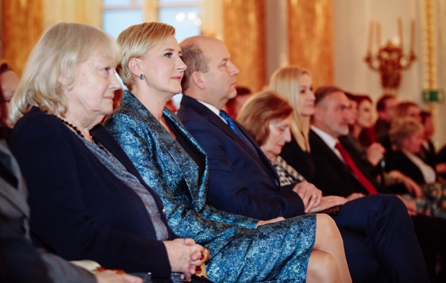 Pierwszy rząd publiczności podczas Gali Człowiek bez barier, wśród siedzących m.in. Małżonka Prezydenta RP Agata Kornhauser-Duda