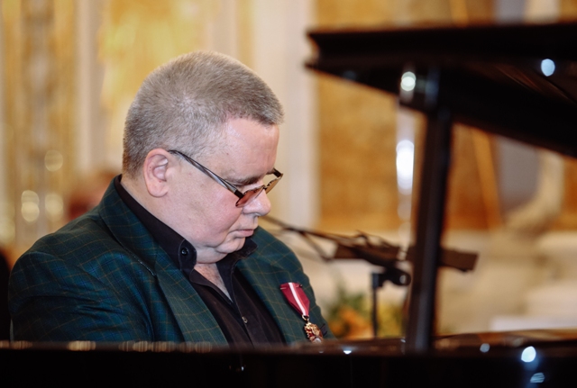 Janusz Skowron za klawiaturą fortepianu