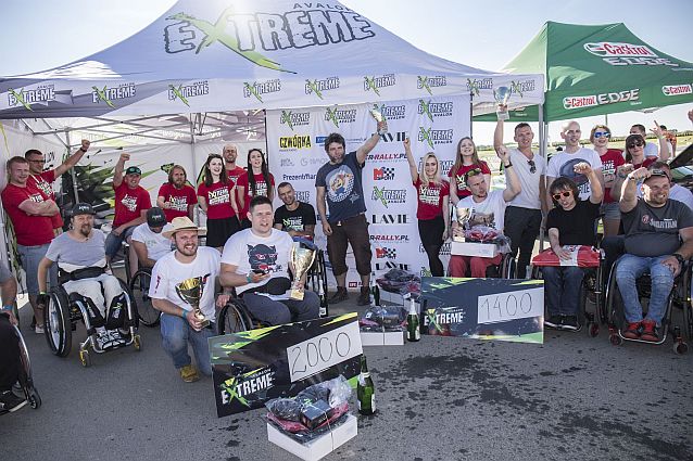 Wspólne zdjęcie zwycięzców I edycji Extreme Racing Cup, trzymających puchary