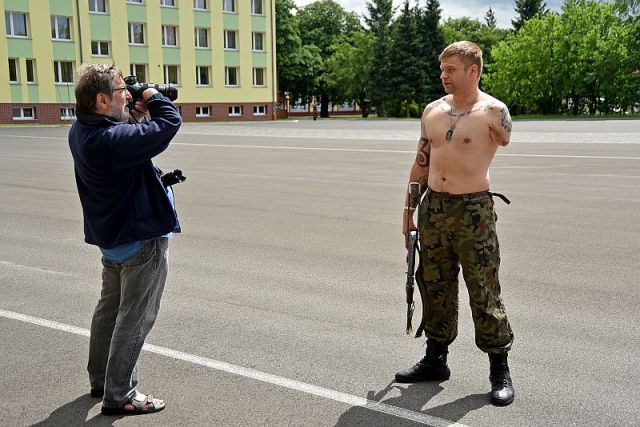 fotograf robi zdjęcie weteranowi bez ręki