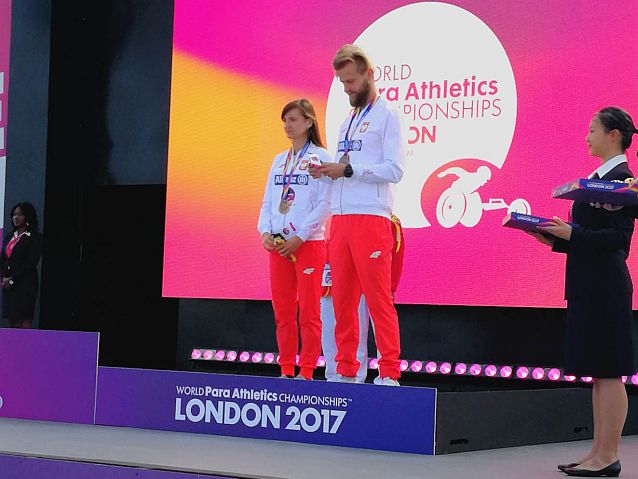 Joanna Mazur i Michał Stawicki stoją na stopniu podium