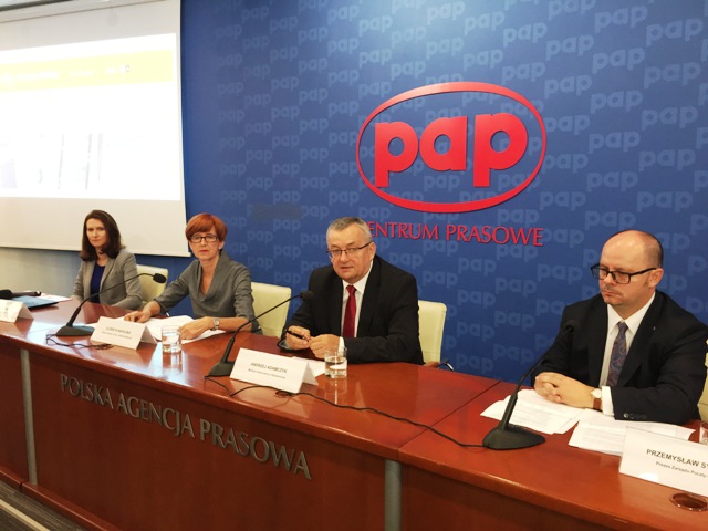 prelegenci na konferencji prasowej. od lewej: Justyna Siwek, rzecznik prasowy Poczta Polska S.A.  Elżbieta Rafalska, minister rodziny pracy i polityki społecznej  Andrzej Adamczyk, minister infrastruktury i budownictwa  Przemysław Sypniewski, prezes Poczty Polskiej 