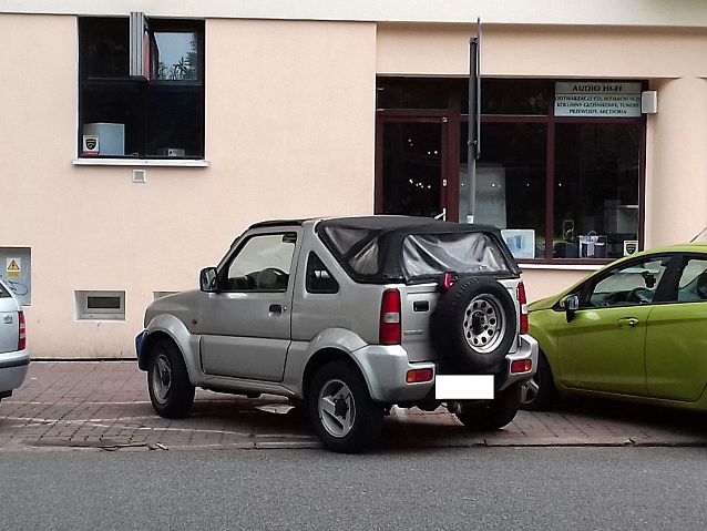 Samochód stoi na kopercie, która nie jest pomalowana na niebiesko