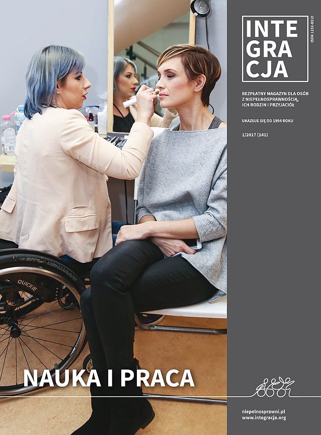 Okładka magazynu Integracja: poruszająca się na wózku makijażystka Marzena Bartosz robi makijaż Paulinie Chylewskiej