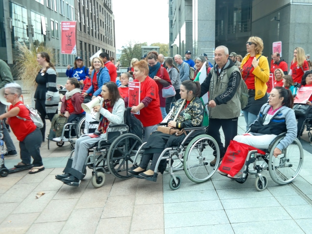 tłum osób sprawnych i z niepełnosprawnością podczas marszu w Brukseli 
