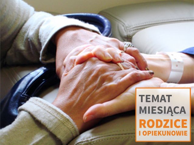 Opiekun trzyma dłonie na dłoniach starszej podopiecznej. Obok napis: Temat miesiąca: Rodzice i Opiekunowie