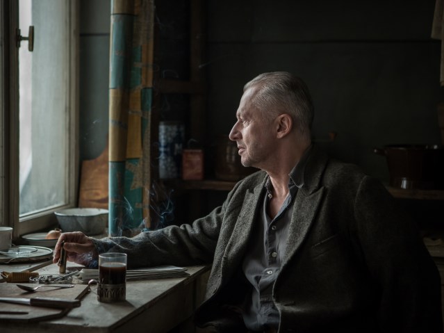 Bogusław Linda jako Władysław Strzemiński siedzi paląc papierosa i patrzy w okno
