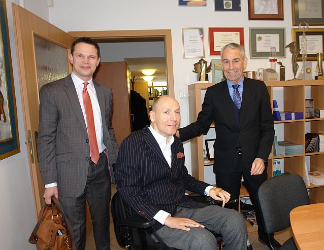 Wspólne zdjęcie Roya O'Shaughnessy'ego, Piotra Pawłowskiego i Nicka Careya w biurze Integracji