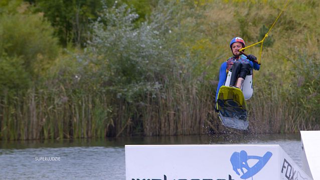 Krzysztof Stern skacze na desce wodnej na wakeboardzie