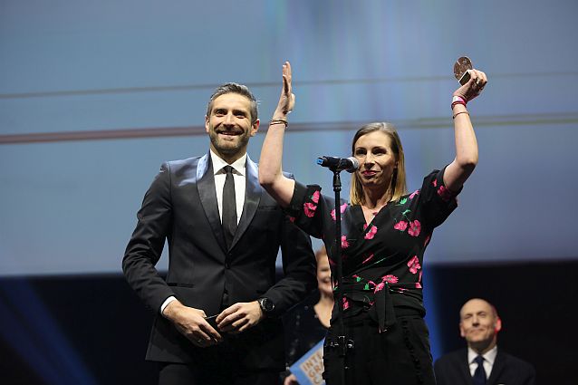 Na scenie: Agata Lipnicka z uniesionymi rękami i ze statuetką, obok niej Maciej Dowbor