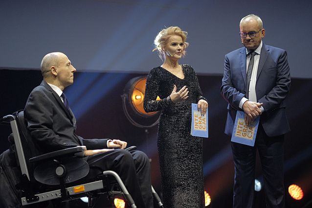 Na scenie Wielkiej Gali Integracji - od lewej: Piotr Pawłowski, Monika Zamachowska, Michał Olszański