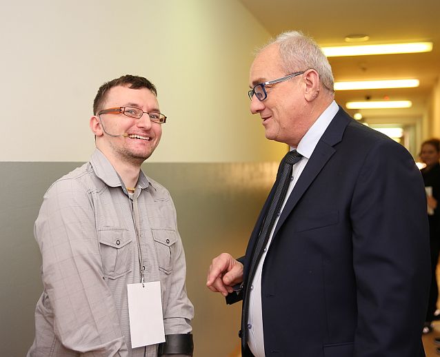 Michał Olszański rozmawia na korytarzu z Jackiem Nochem